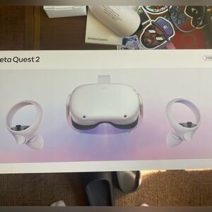 Quest 2 VR Headset - White w/ charging dock